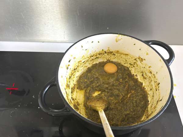 Traditionellt marockanskt bakverk med tegelstensdeg, kyckling och kryddor - Beredning steg 6