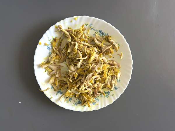 Traditionellt marockanskt bakverk med tegelstensdeg, kyckling och kryddor - Beredning steg 7