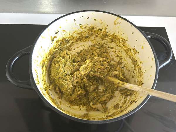 Traditionellt marockanskt bakverk med tegelstensdeg, kyckling och kryddor - Beredning steg 8