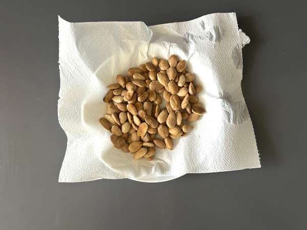 Traditionellt marockanskt bakverk med tegelstensdeg, kyckling och kryddor - Beredning steg 9