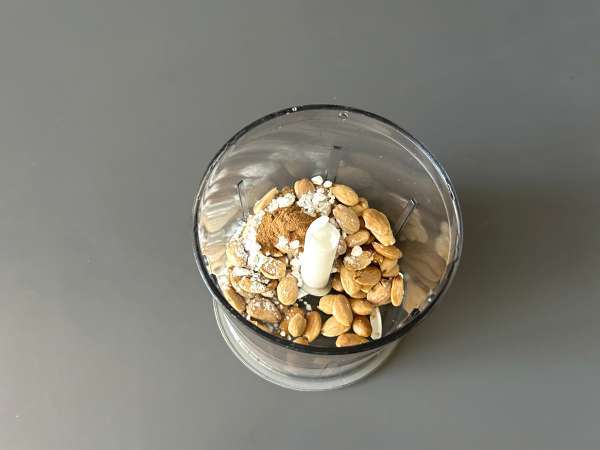 Traditionellt marockanskt bakverk med tegelstensdeg, kyckling och kryddor - Beredning steg 10