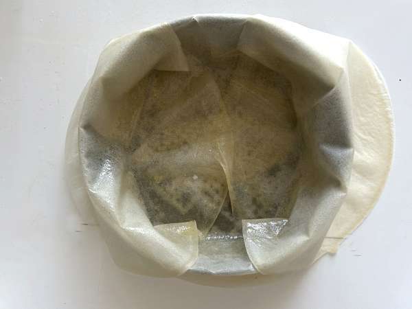 Traditionellt marockanskt bakverk med tegelstensdeg, kyckling och kryddor - Beredning steg 11