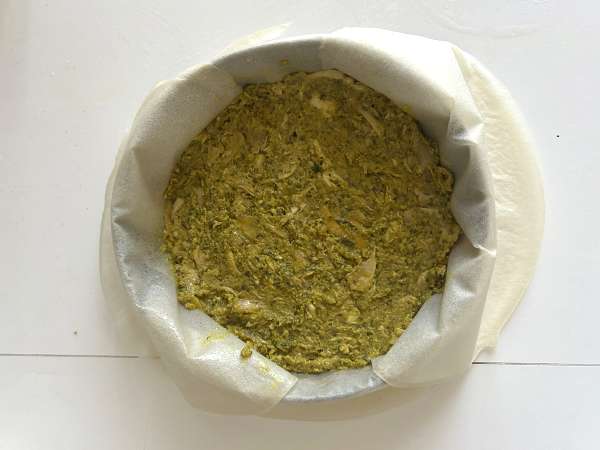 Traditionellt marockanskt bakverk med tegelstensdeg, kyckling och kryddor - Beredning steg 12