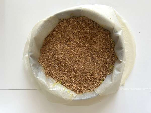 Traditionellt marockanskt bakverk med tegelstensdeg, kyckling och kryddor - Beredning steg 13