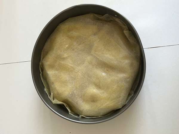 Traditionellt marockanskt bakverk med tegelstensdeg, kyckling och kryddor - Beredning steg 14