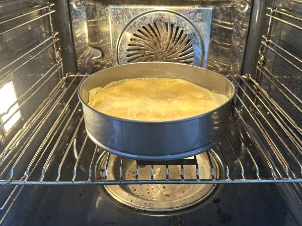 Traditionellt marockanskt bakverk med tegelstensdeg, kyckling och kryddor - Beredning steg 15