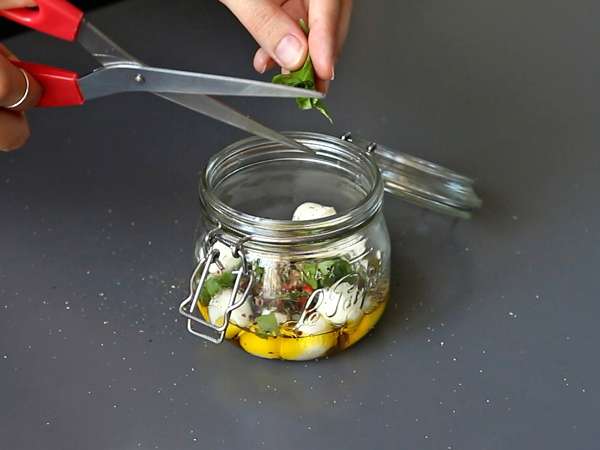 Marinerade mozzarellabollar till aperitif eller sallad! - Beredning steg 2
