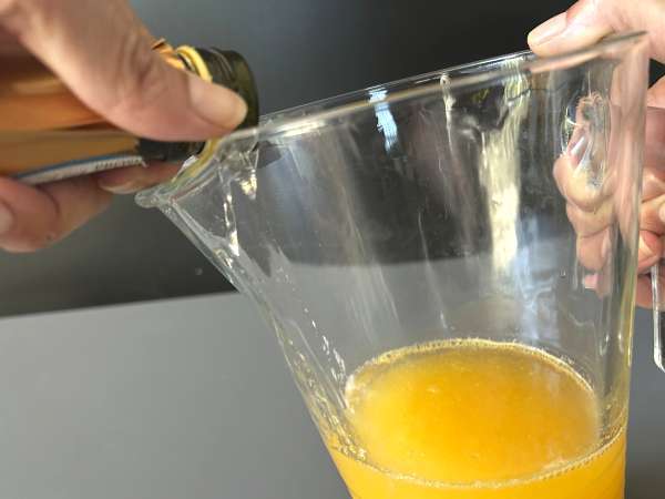 Agua de Valencia, en medelhavscocktail med cava och apelsin som du kan göra hemma. - Beredning steg 4