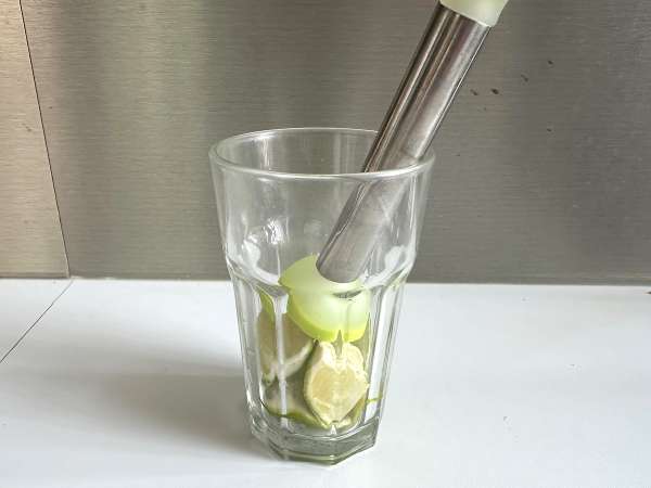 Lemon Caipirinha: den brasilianska drinken som är lätt att göra utan en cocktailshaker - Beredning steg 3