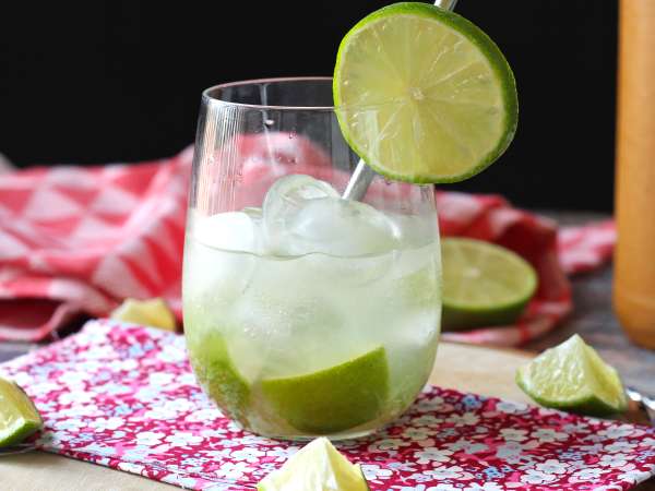 Lemon Caipirinha: den brasilianska drinken som är lätt att göra utan en cocktailshaker - Beredning steg 6