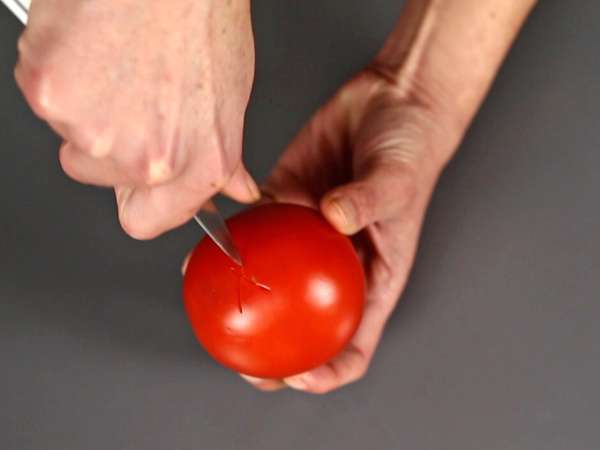 En smakrik rå tomatsås som passar utmärkt som topping på pizza eller pinsa. - Beredning steg 1