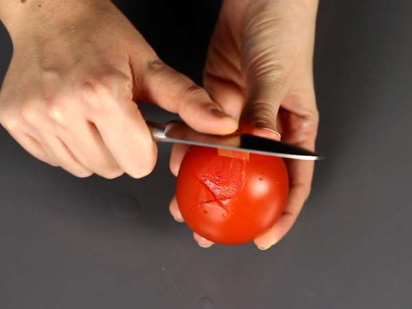 En smakrik rå tomatsås som passar utmärkt som topping på pizza eller pinsa. - Beredning steg 3