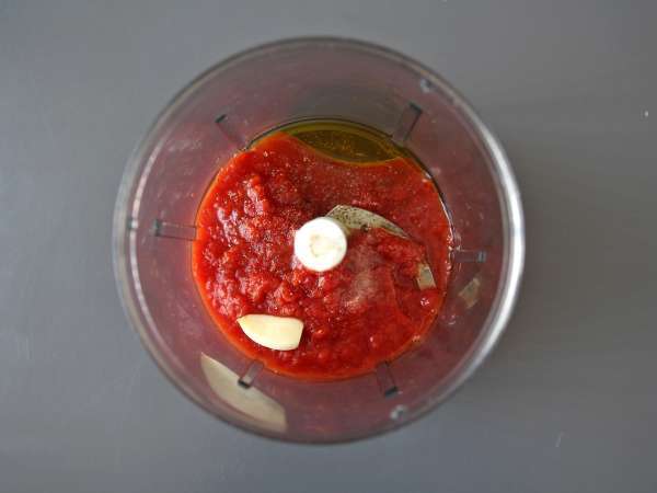 En smakrik rå tomatsås som passar utmärkt som topping på pizza eller pinsa. - Beredning steg 4