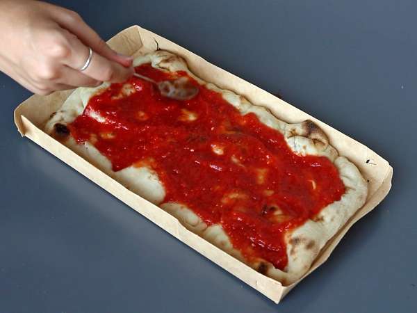 En smakrik rå tomatsås som passar utmärkt som topping på pizza eller pinsa. - Beredning steg 6