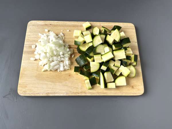 Zucchini- och grön äpplekräm med yoghurt klar på 30 minuter - Beredning steg 1