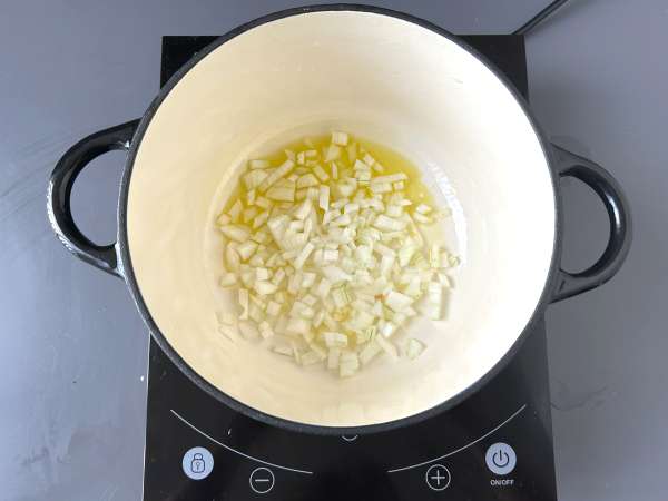 Zucchini- och grön äpplekräm med yoghurt klar på 30 minuter - Beredning steg 2