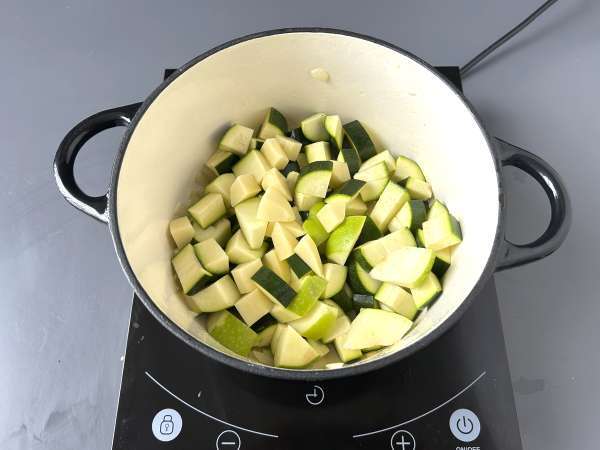 Zucchini- och grön äpplekräm med yoghurt klar på 30 minuter - Beredning steg 3
