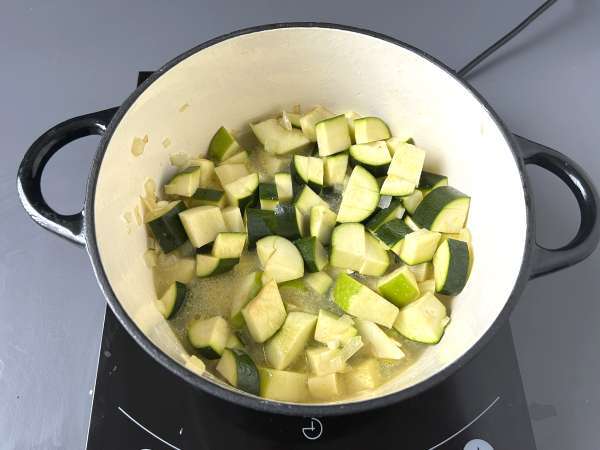 Zucchini- och grön äpplekräm med yoghurt klar på 30 minuter - Beredning steg 4