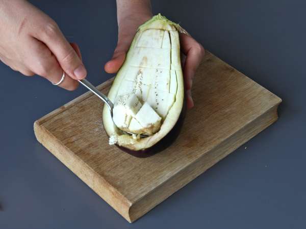 Fyllda auberginer med gratinerad mozzarella - Beredning steg 1