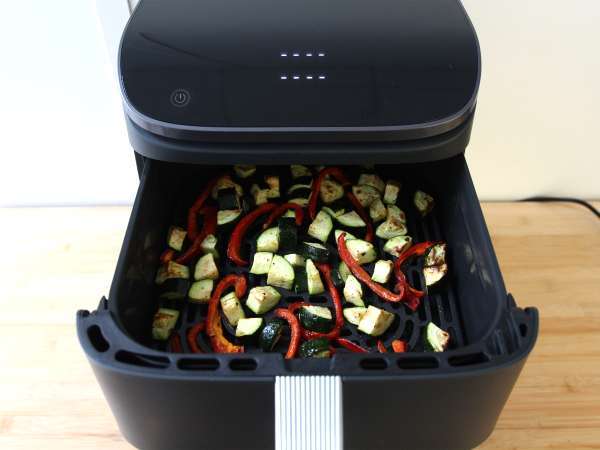 Kyckling med paprika och zucchini i en fritös: klar på 20 minuter! - Beredning steg 4