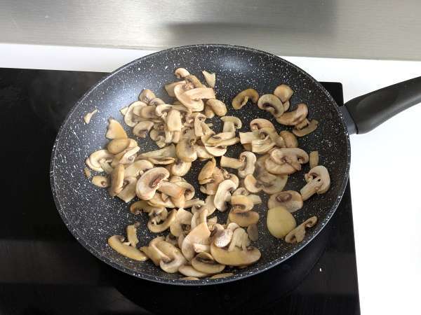 Pumpa köttfärslimpa med svamp och trådig scamorzaost: gott och enkelt bakat recept - Beredning steg 3