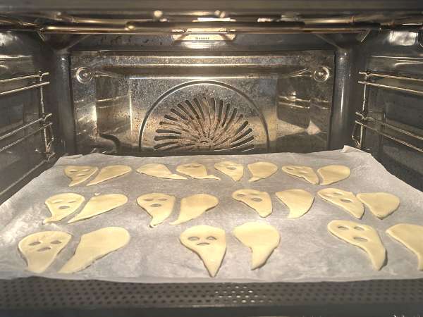 Spökbiskvier: det enklaste och roligaste Halloween-receptet att göra med barn - Beredning steg 4