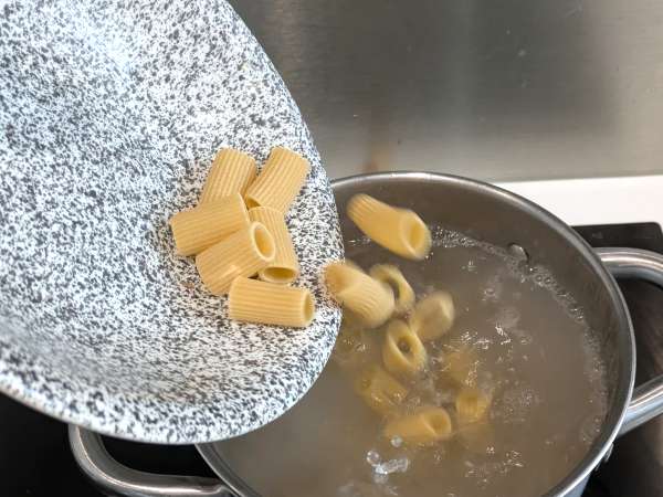 Krämig pasta med champinjoner och grädde: en enkel förrätt med äkta smak - Beredning steg 3