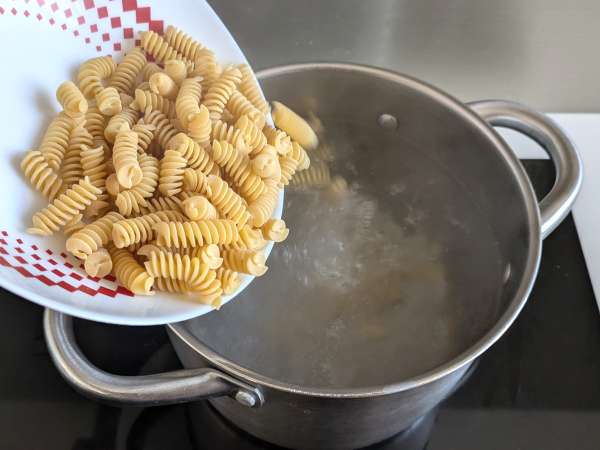 Krämig pasta med radicchio, knaprigt bacon och valnötter: snabbt och oemotståndligt recept - Beredning steg 3