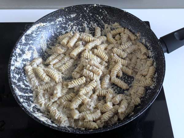 Krämig pasta med radicchio, knaprigt bacon och valnötter: snabbt och oemotståndligt recept - Beredning steg 6
