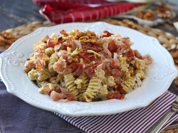 Krämig pasta med radicchio, knaprigt bacon och valnötter: snabbt och oemotståndligt recept - Beredning steg 7