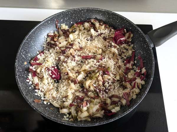 Krämig och välsmakande risotto med radicchio, bacon och philadelphia - Beredning steg 3