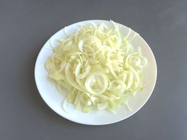 Confiterad lök: enkelt, elegant och perfekt till kött och ost - Beredning steg 1