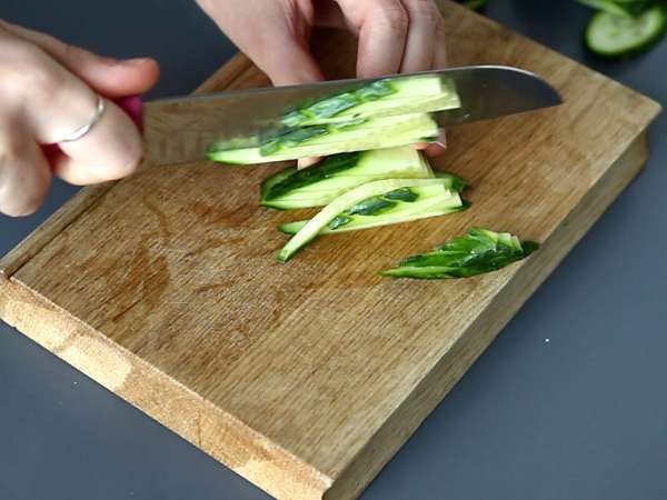 Färgglad sallad med ris vermicelli och räkor och en kryddig jordnötssås - Beredning steg 1