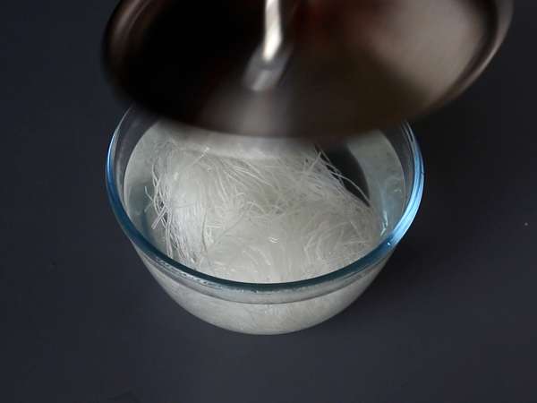 Färgglad sallad med ris vermicelli och räkor och en kryddig jordnötssås - Beredning steg 2