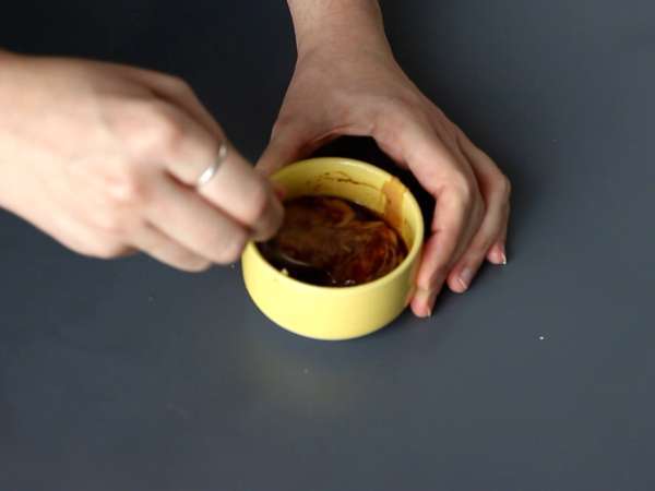 Färgglad sallad med ris vermicelli och räkor och en kryddig jordnötssås - Beredning steg 3