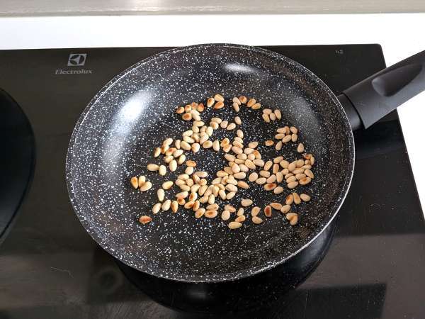 Spaghetti med körsbärstomater och pinjenötter: ett krämigt och doftande recept - Beredning steg 5
