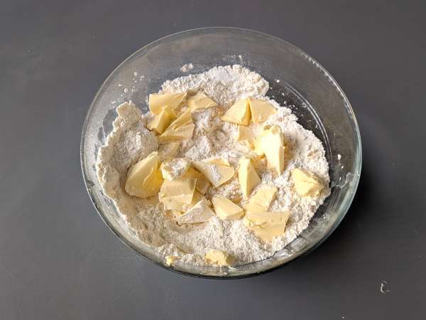 Tårta med jordgubbssylt: klassiskt recept på mördeg (även hjärtan) - Beredning steg 2