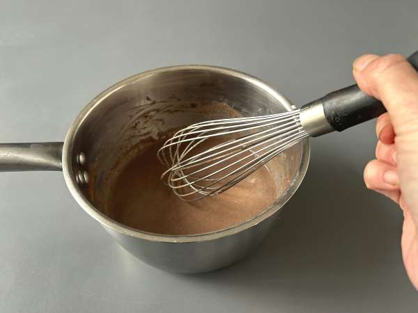 Hemlagad varm choklad: det enkla receptet för tjock, glänsande, silkeslen choklad - Beredning steg 5