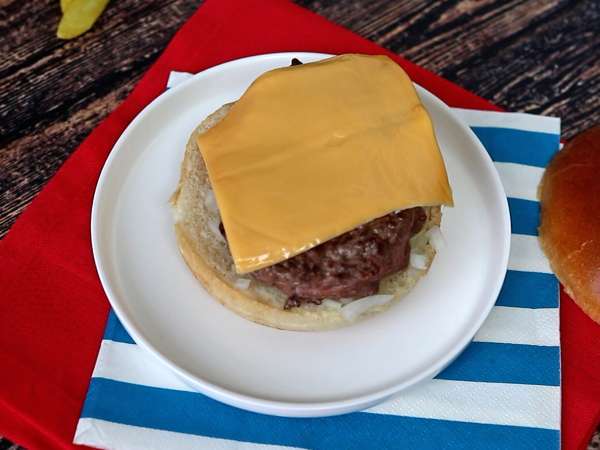 Cheeseburger, den berömda burgaren som alla älskar! - Beredning steg 4