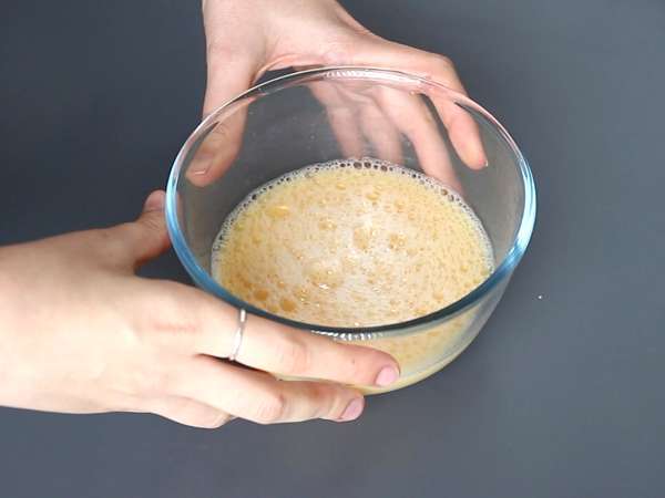 Kinesiska ångkokta ägg: det kinesiska receptet på ångkokta silkeslena ägg med bara två ingredienser! - Beredning steg 1