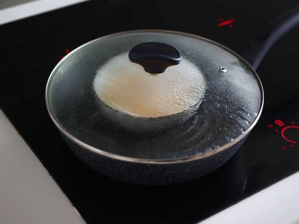 Kinesiska ångkokta ägg: det kinesiska receptet på ångkokta silkeslena ägg med bara två ingredienser! - Beredning steg 3