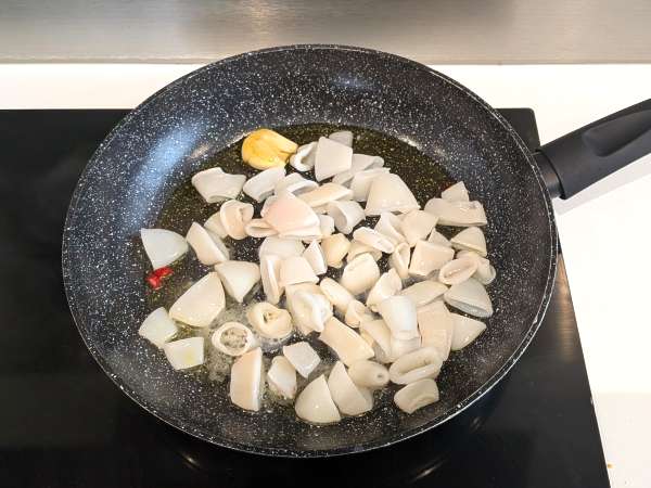 Pasta med fryst bläckfisk och körsbärstomater: enkelt och välsmakande recept - Beredning steg 2