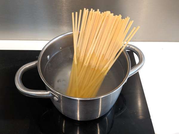 Pasta med fryst bläckfisk och körsbärstomater: enkelt och välsmakande recept - Beredning steg 5