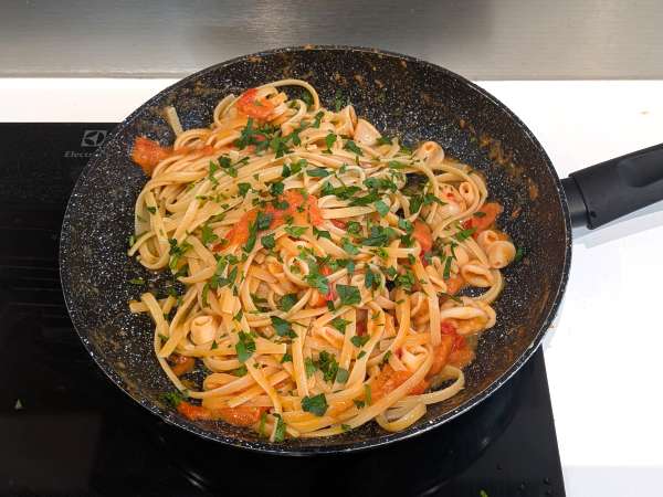 Pasta med fryst bläckfisk och körsbärstomater: enkelt och välsmakande recept - Beredning steg 6