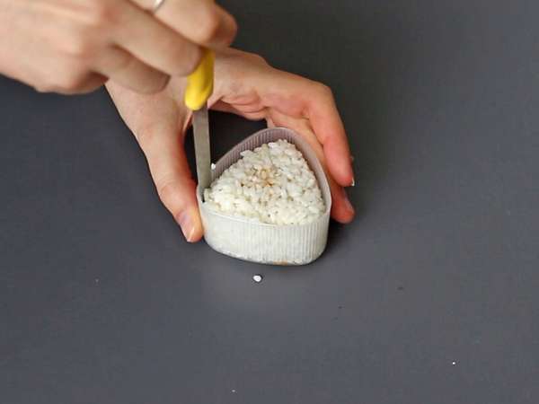 Onigiri med äggulor konserverade i sojasås - Beredning steg 7