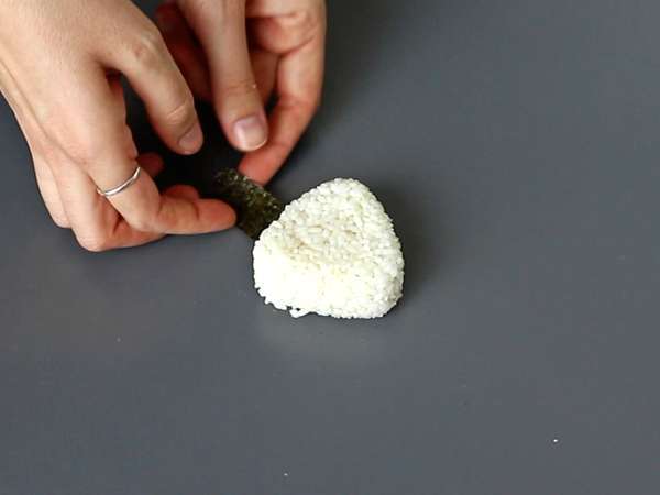 Onigiri med äggulor konserverade i sojasås - Beredning steg 9