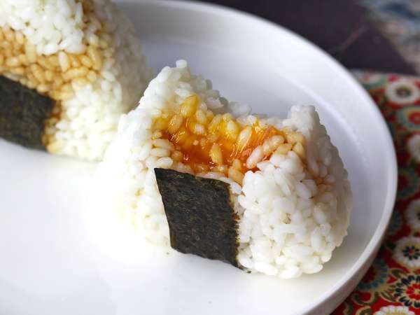 Onigiri med äggulor konserverade i sojasås - Beredning steg 10