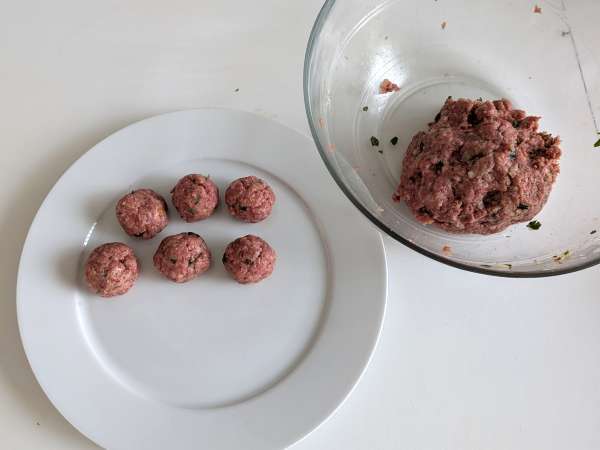 Mjuka köttbullar i luftfryser: snabbt och enkelt recept med nötkött - Beredning steg 5