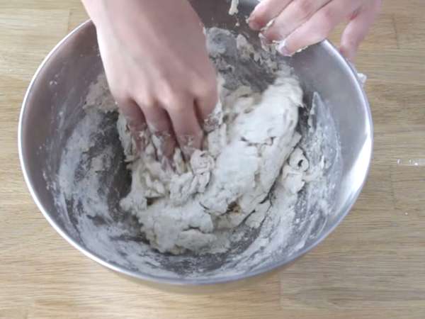 Fuktig Margherita-pizza - Beredning steg 1