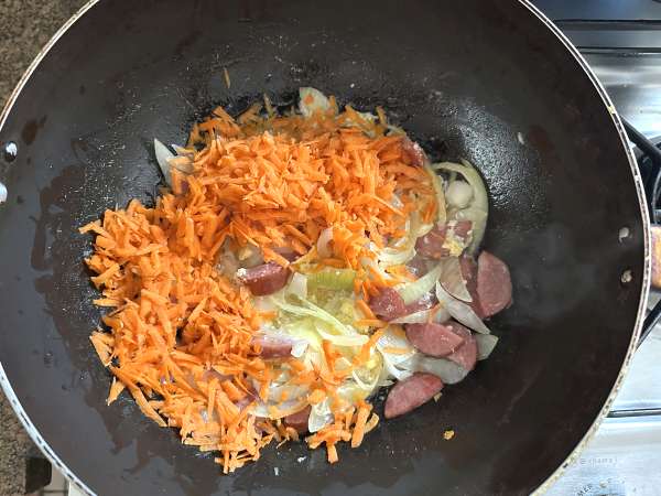 Gyllene pepperonifarofa med ägg och morot - Beredning steg 2